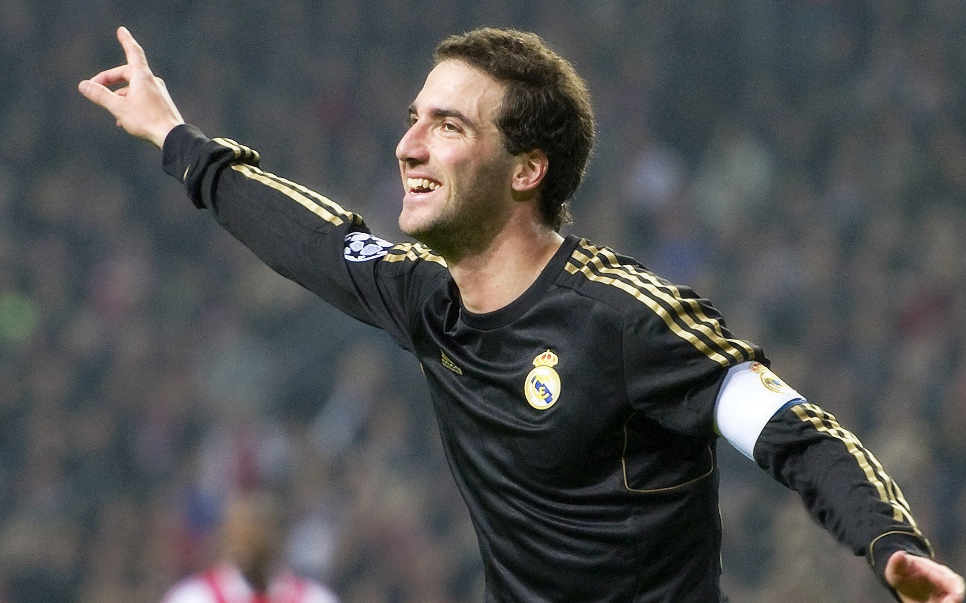 丹·卡特:从全黑队核心球员到橄榄球传奇人物,丹特和c罗